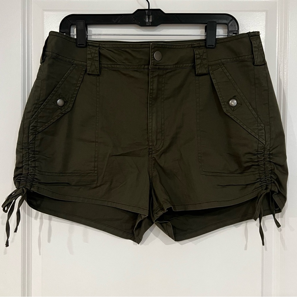 Summer short with scrunch detail! ☀️